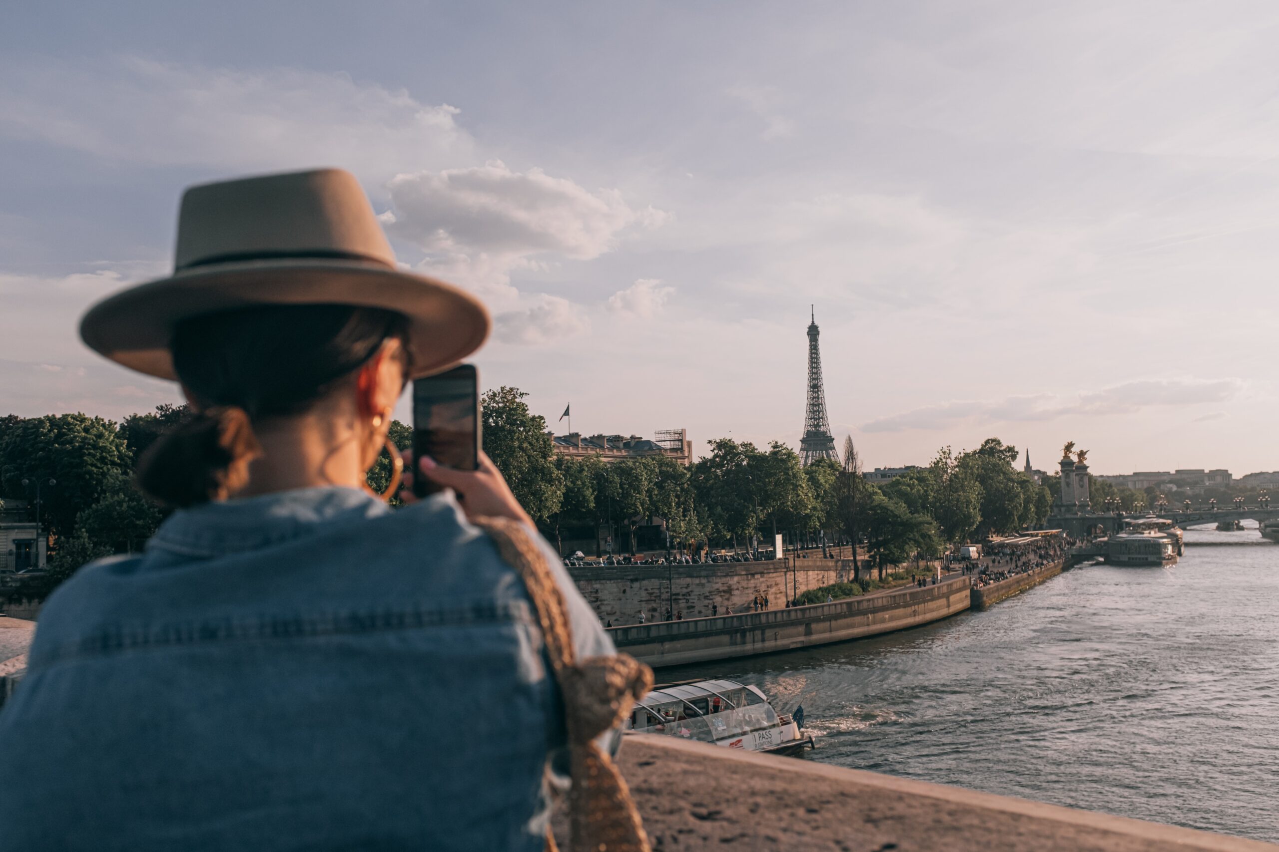 Eine Frau fotografiert den Pariser Eiffelturm