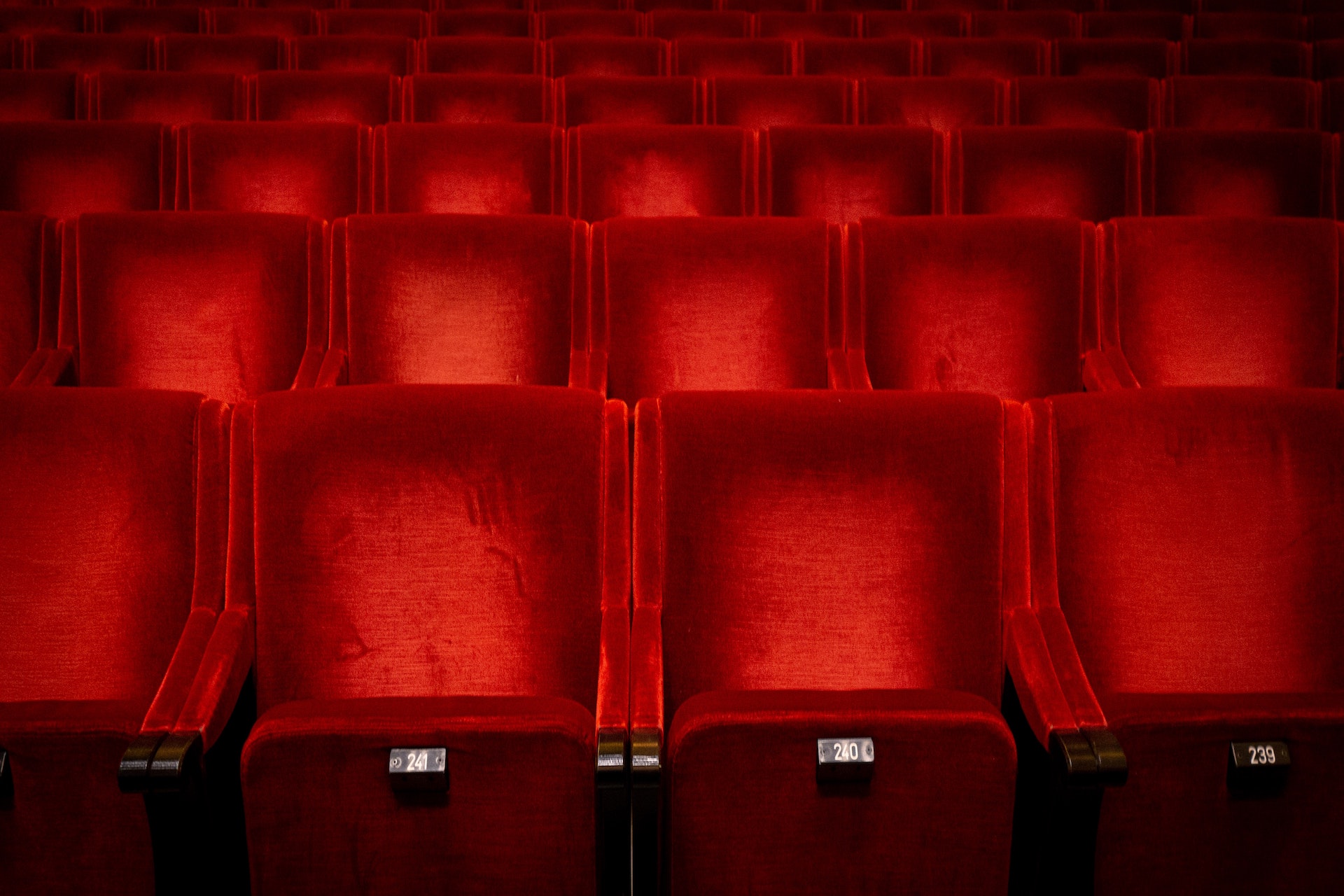 Ein leerer Kinosaal. Bild: Unsplash