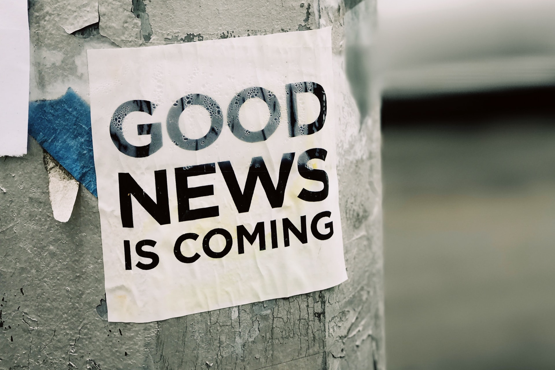 Sticker mit dem Aufspruch Good News is coming