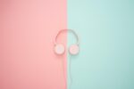 Kopfhörer vor rosa-günem Hintergund