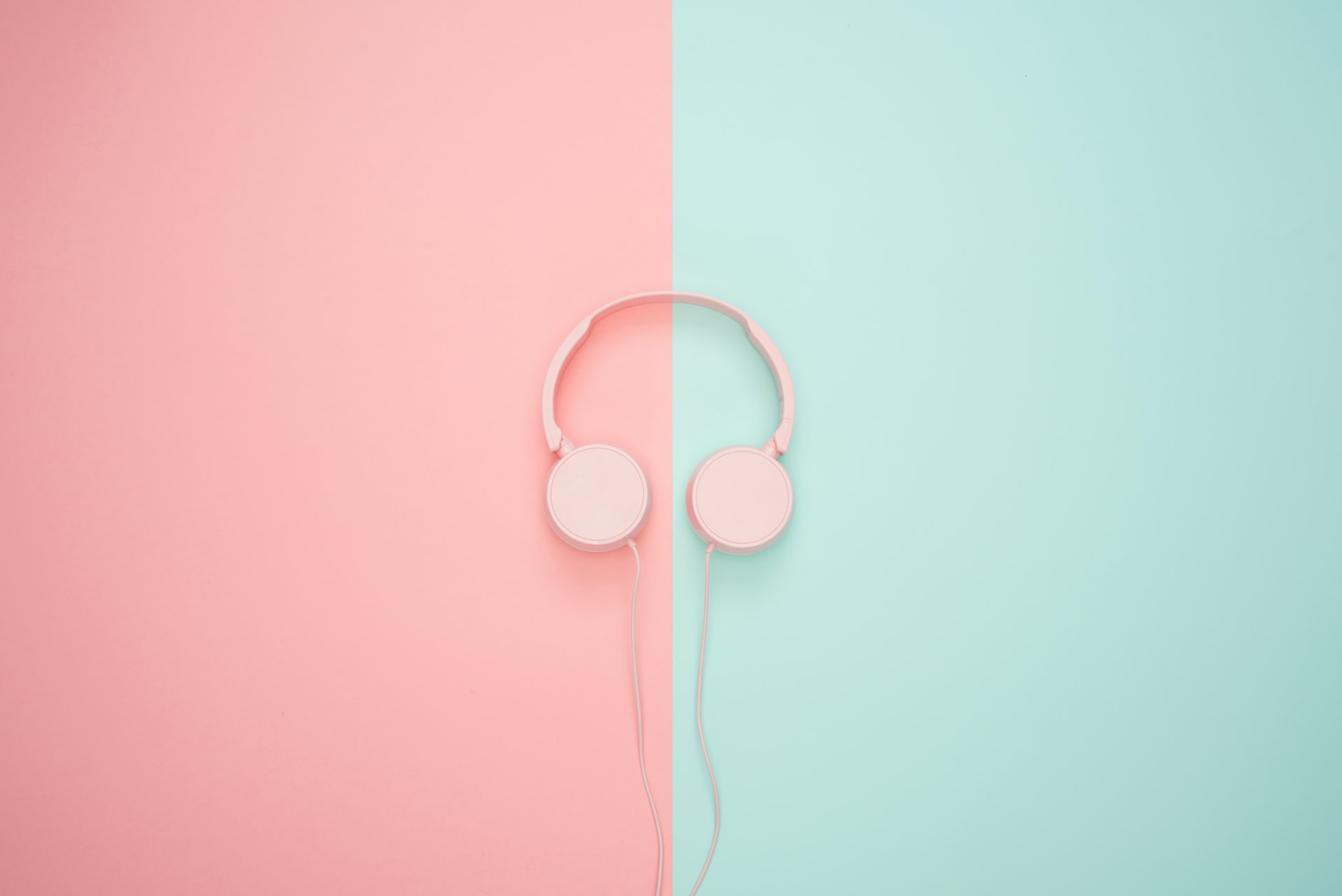 Kopfhörer vor rosa-günem Hintergund