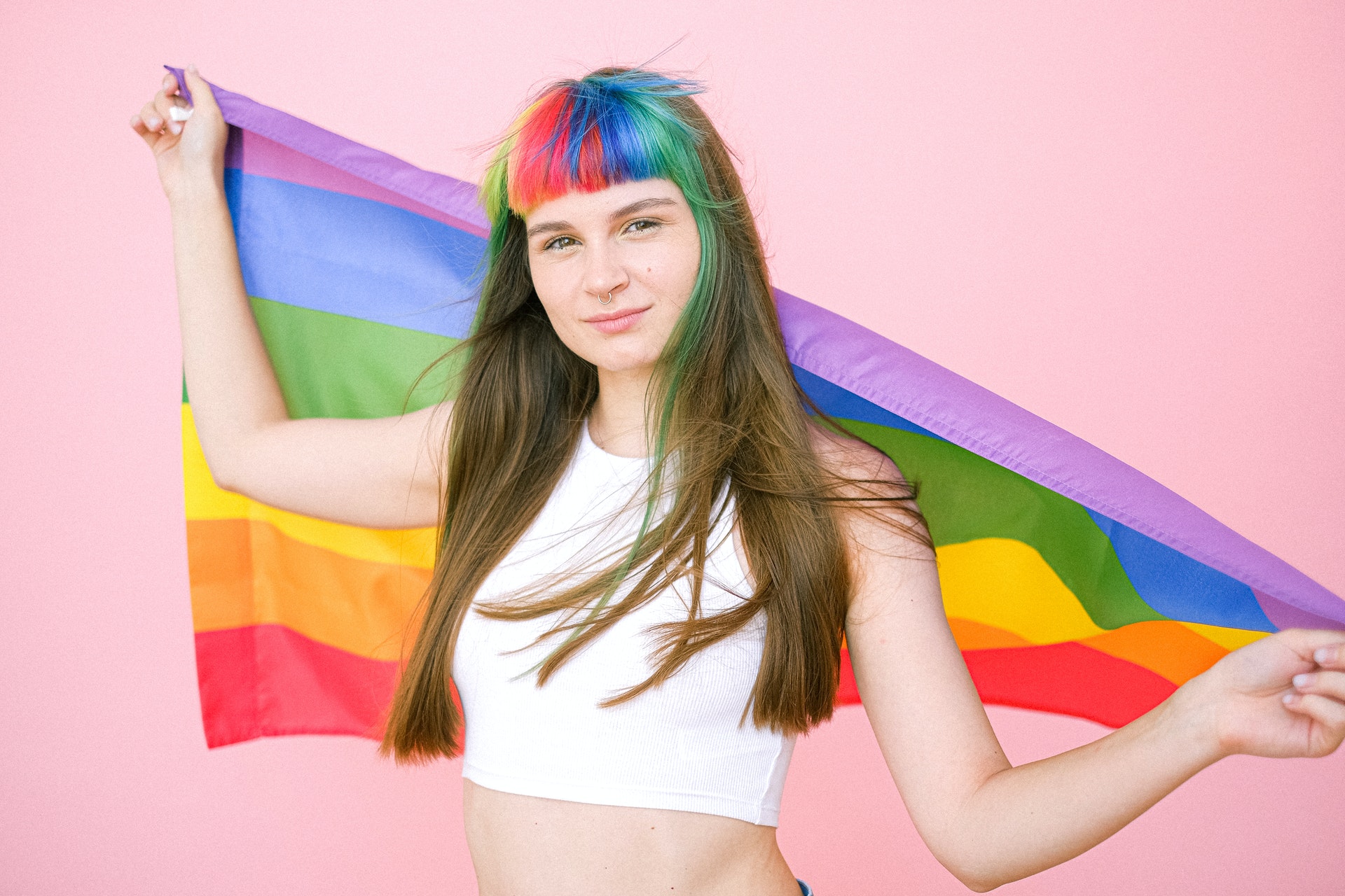 Frau hält LGBTQ+ Flagge