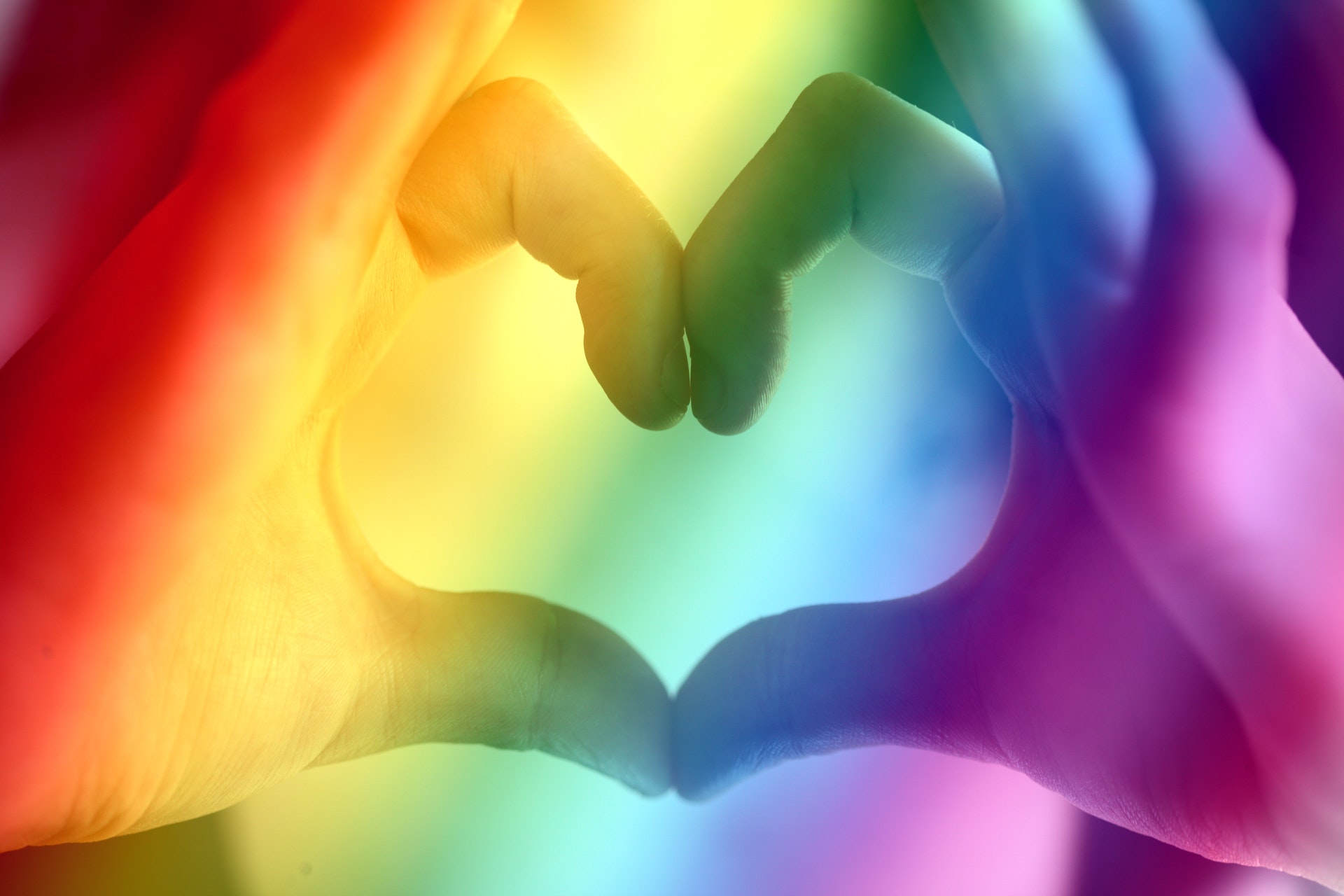 Ein mit Fingern geformtes Herz in Regenbogenfarben. Bild: Pexels