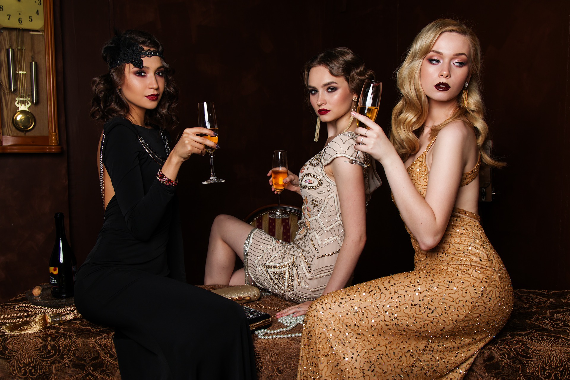 Drei Frauen schwelgen im Luxus