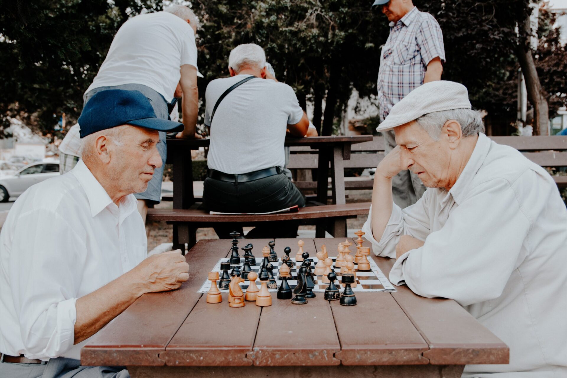 Zwei Männer spielen Schach im Freien