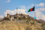 eine afghanische flagge weht im wind