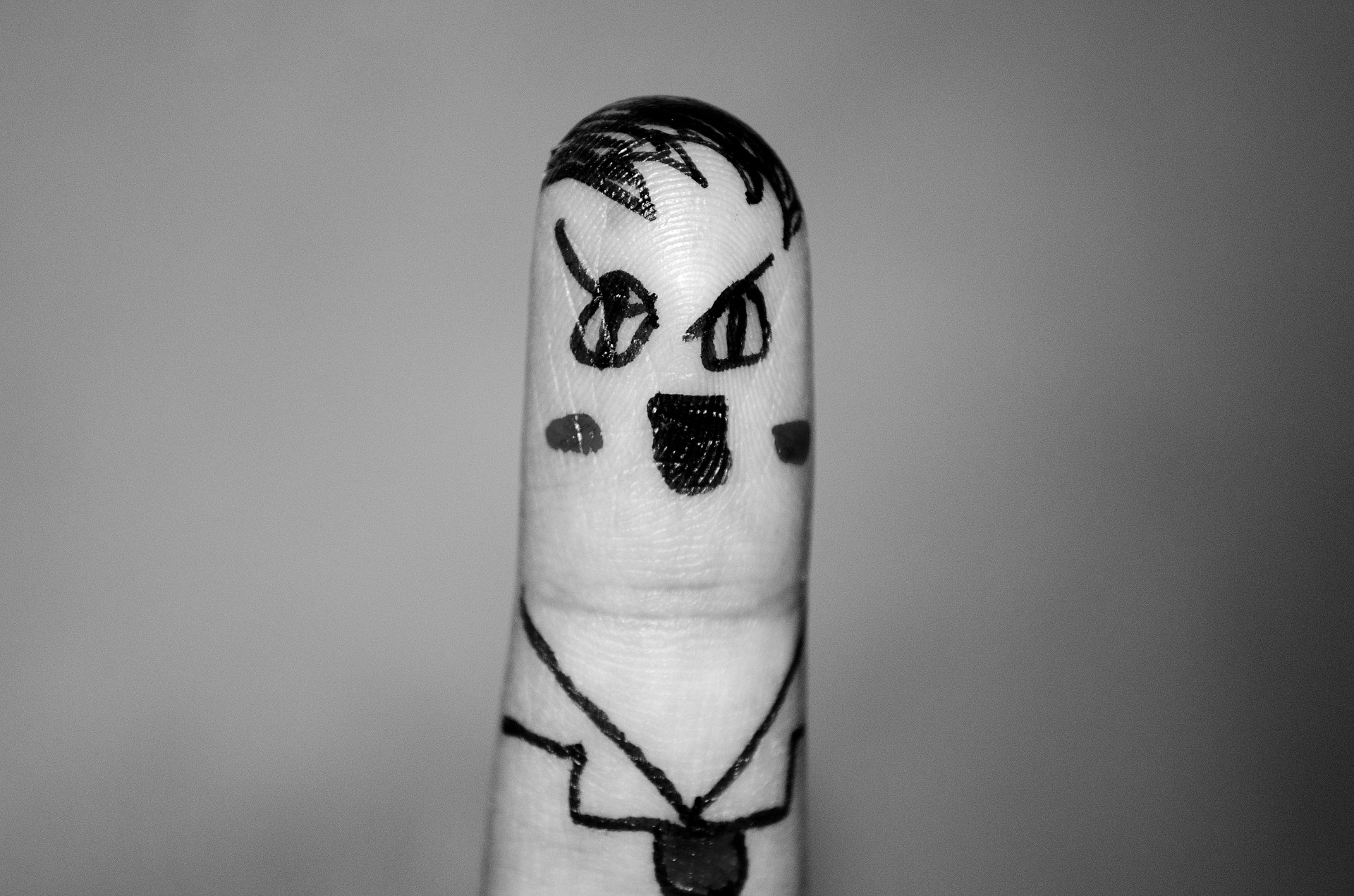 Ein Finger, der wie Hitler bemalt wurde. Bild: Pixabay