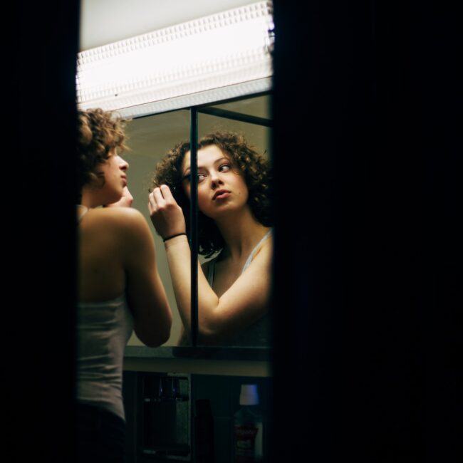 Frau vor dem Spiegel