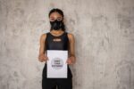 Sportlerin mit Maske und Schild