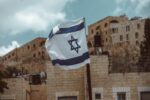 Eine Israel-Flagge weht im Wind. Bild: Unsplash