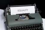 Schreibmaschine: Blatt Papier "Equality"
