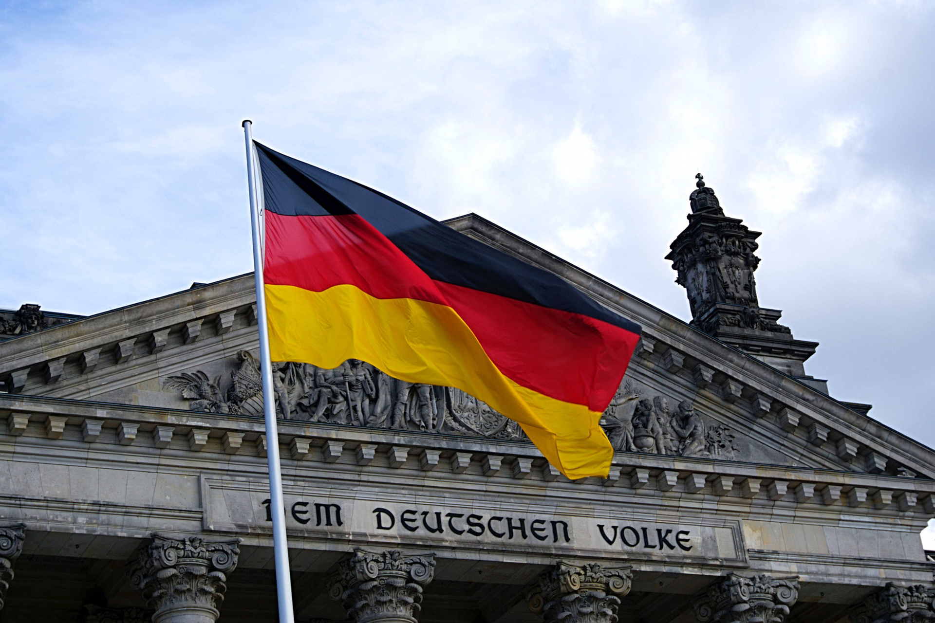 Die deutsche Flagge vor dem Bundestag. Bild: Pexels