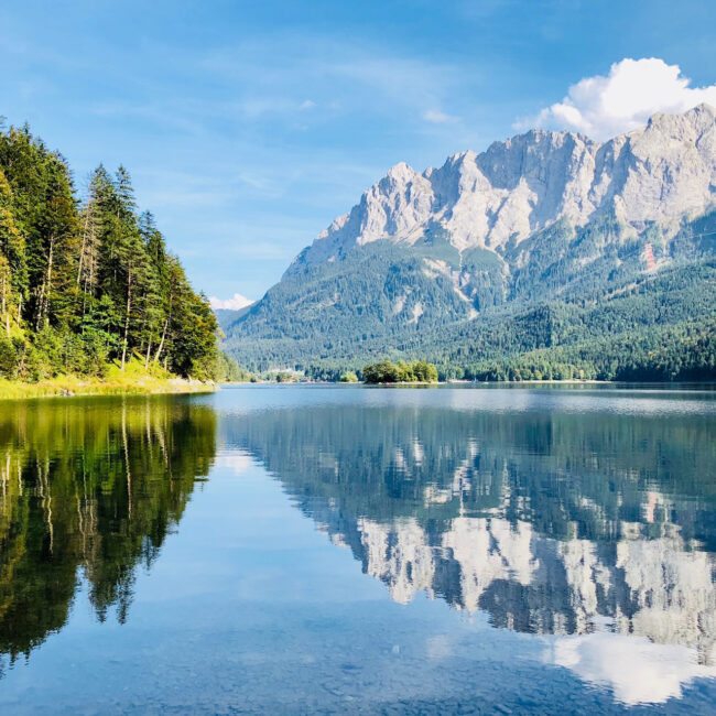 Der Eibsee am Fuße der Alpen.