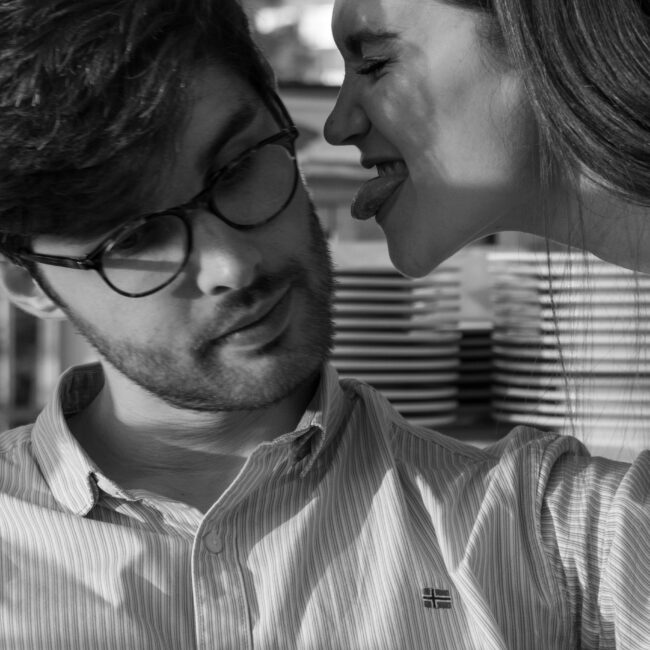 Ein Pärchen kommuniziert auf seine Weise miteinander: Bild Unsplash