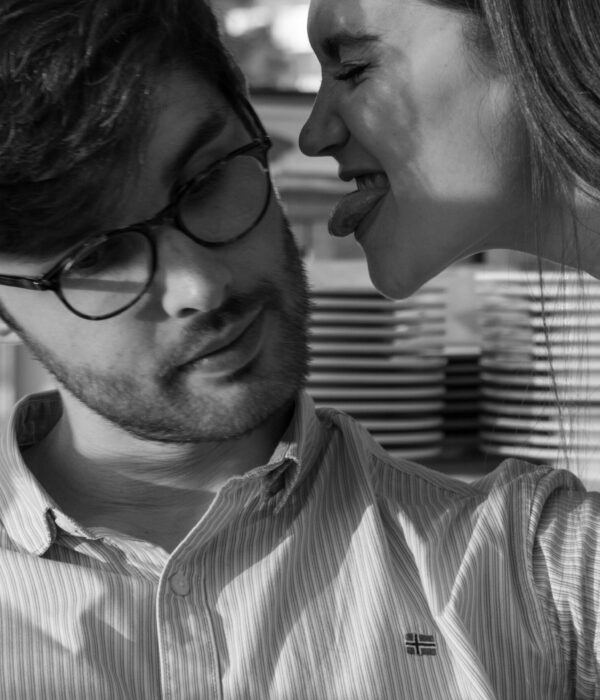 Ein Pärchen kommuniziert auf seine Weise miteinander: Bild Unsplash