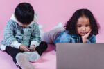 Ein Junge sitzt am Handy, ein Mädchen neben ihm vorm Laptop. Bild: Pexels