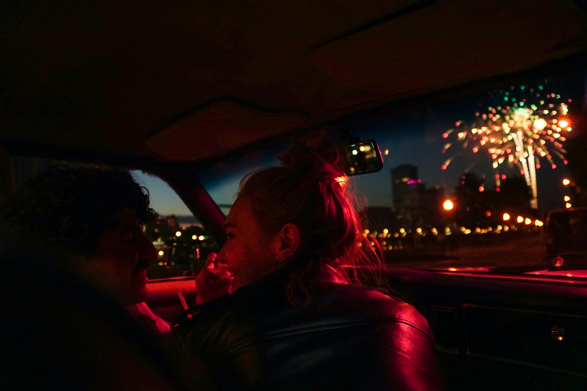 Frau und Mann nachts im Auto