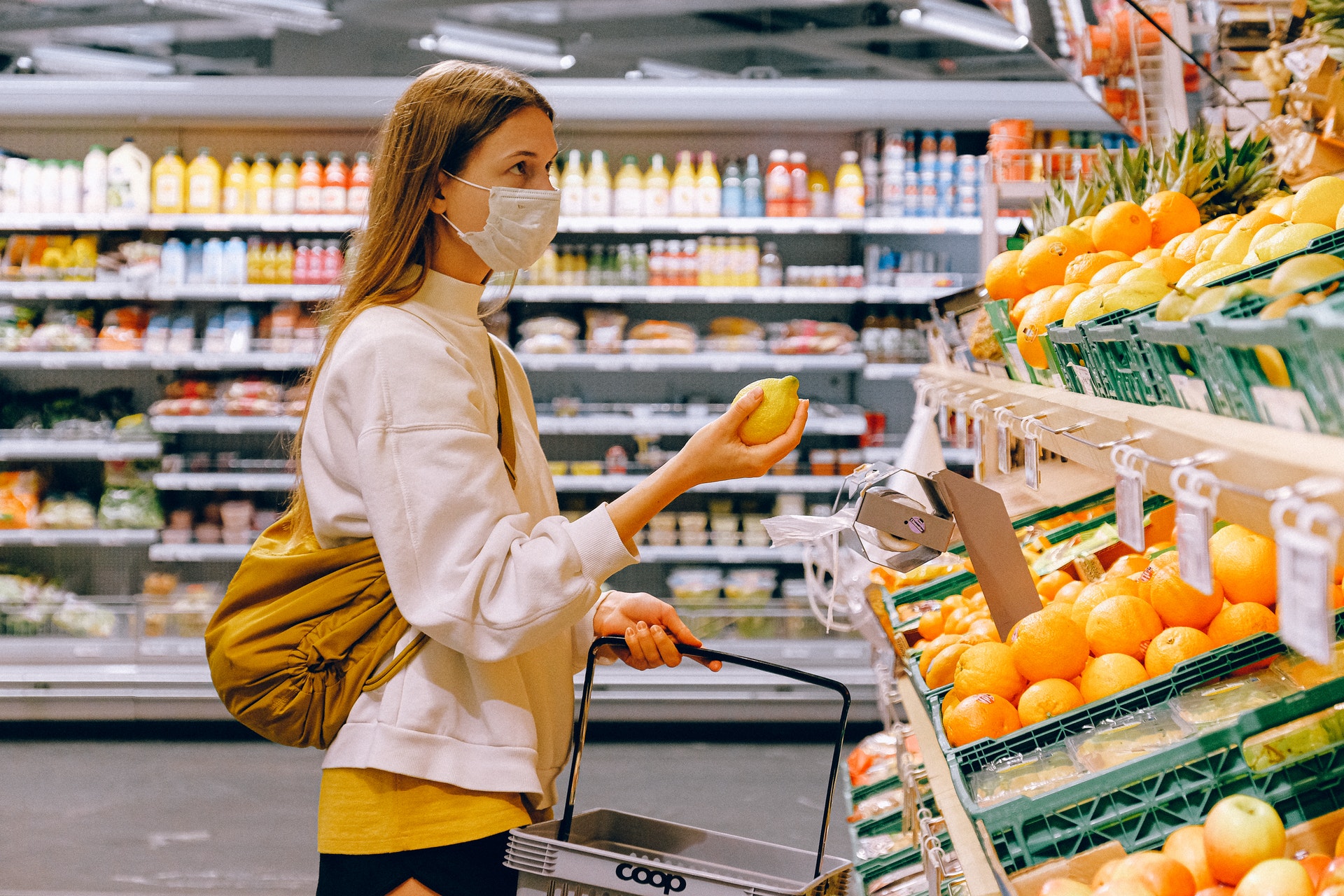 Eine Frau kauft im Supermarkt Obst. Bild: Pexels