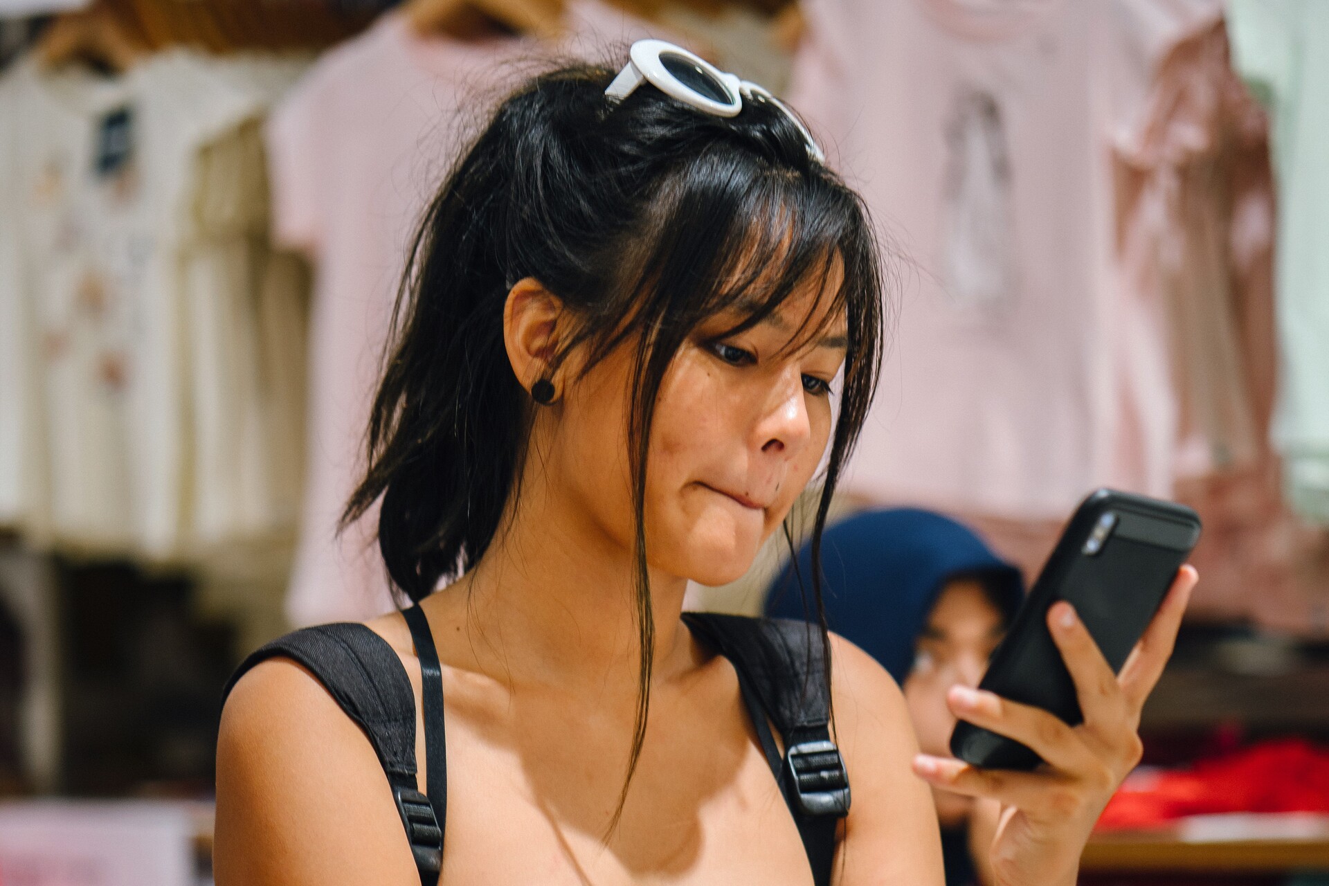 Frau schaut auf ihr Handy. Bild: Pexels