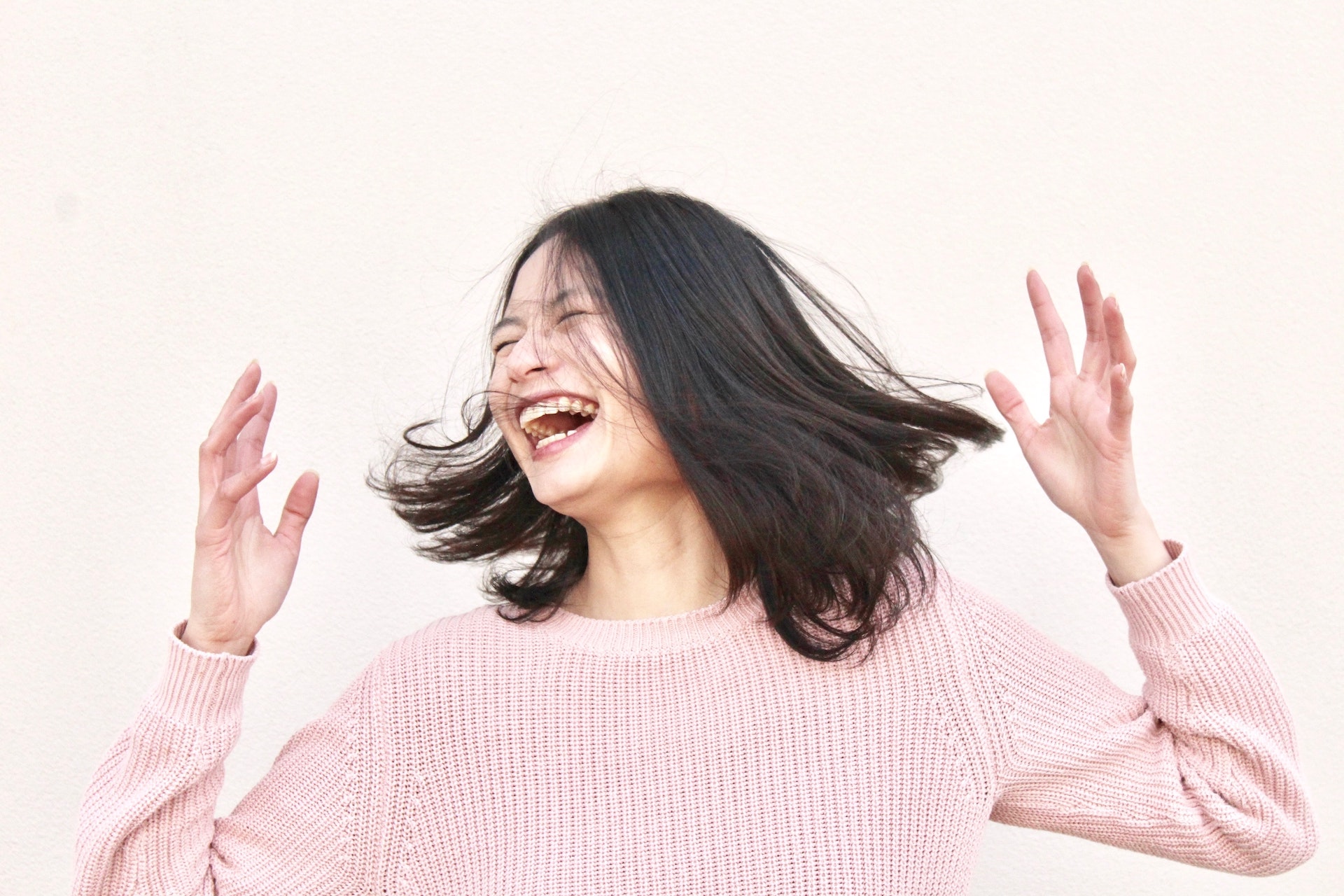 Eine Frau lacht. Bild: Pexels