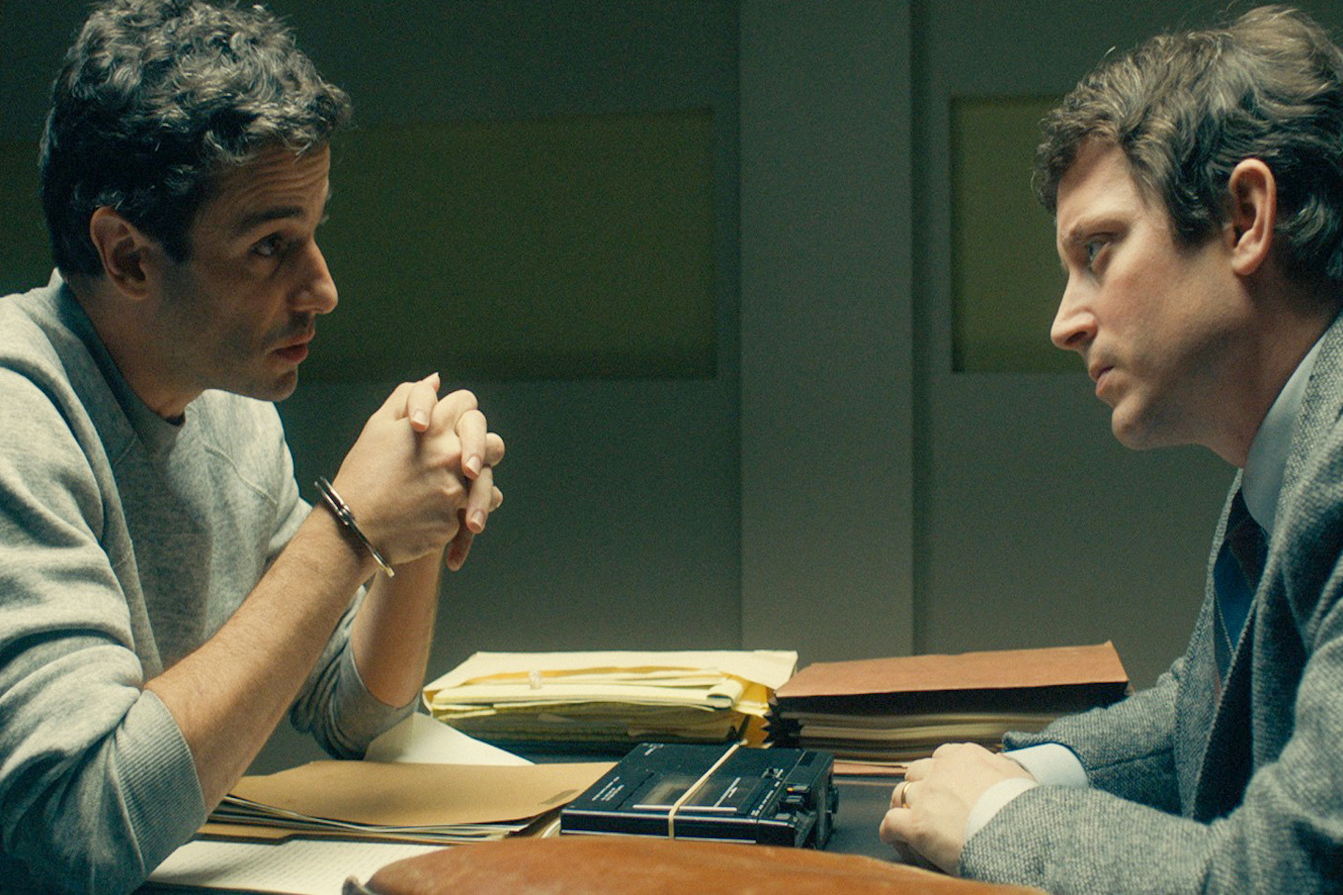 Luke Kirby (Ted Bundy) und Elijah Wood (Bill Hagmaier) sitzen sich gegenüber. Bild: Central Film