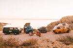 Vans auf einer Klippe am Meer. Bild: Unsplash