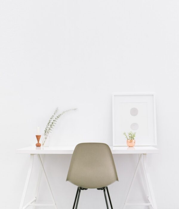 Minimalistischer Schreibtisch