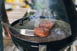 Zwei Beyond-Meat-Burger-Patties auf dem Grill. Bild: Unsplash