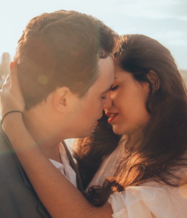 Paar küsst sich in der Sonne. Bild: Unsplash