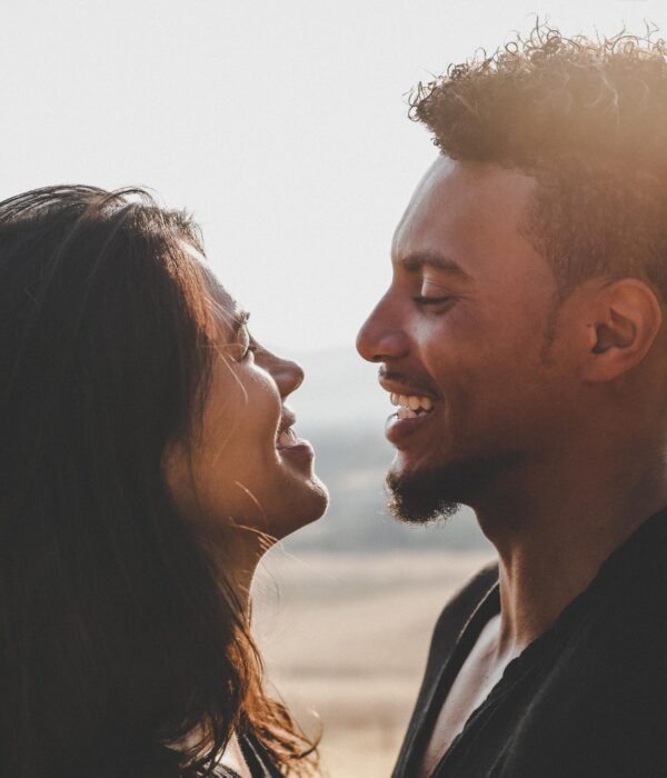 Ein Paar schaut sich lachend an. Bild: Unsplash