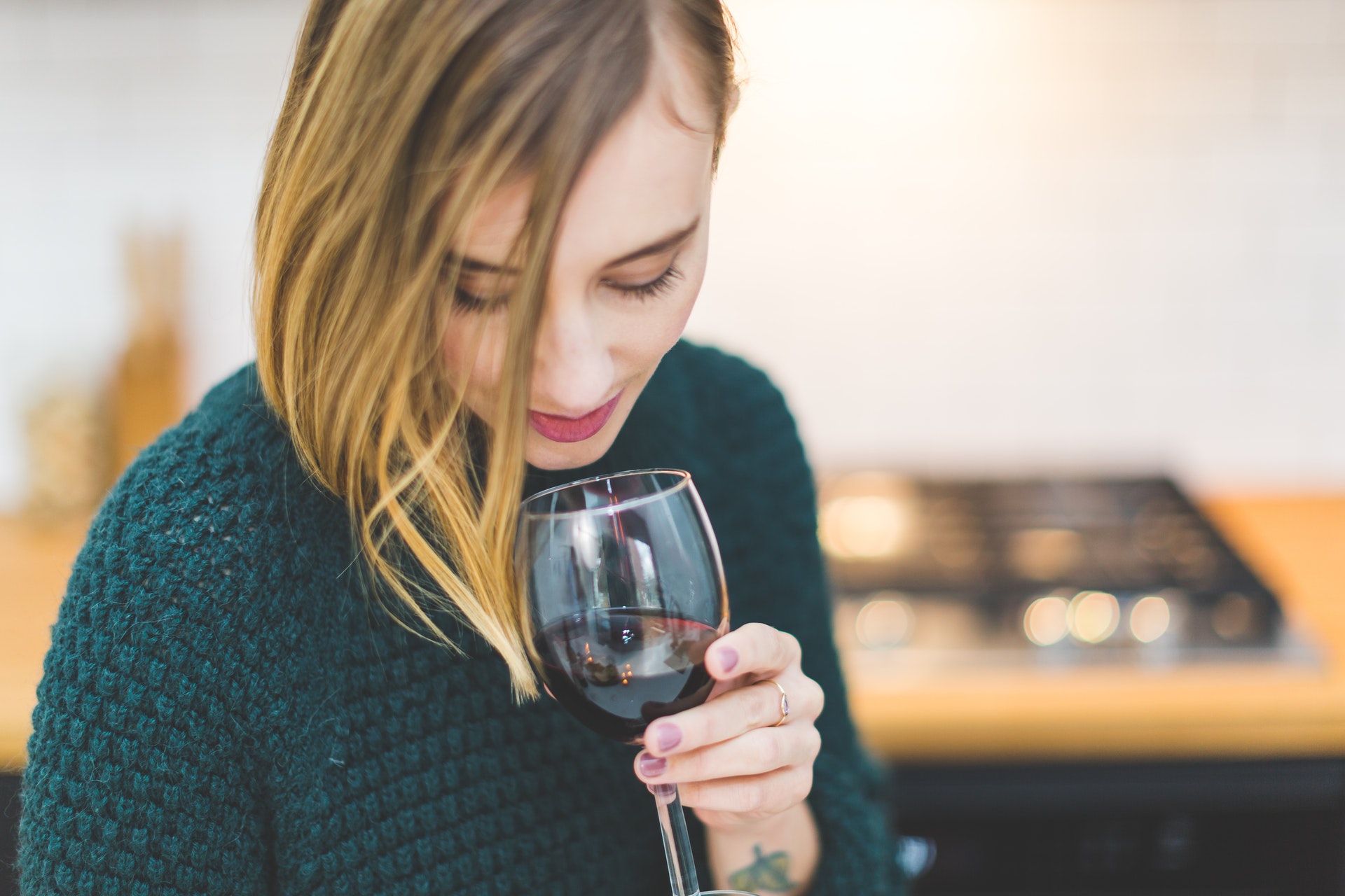 Eine Frau trinkt ein Glas Rotwein. Bild: Pexels