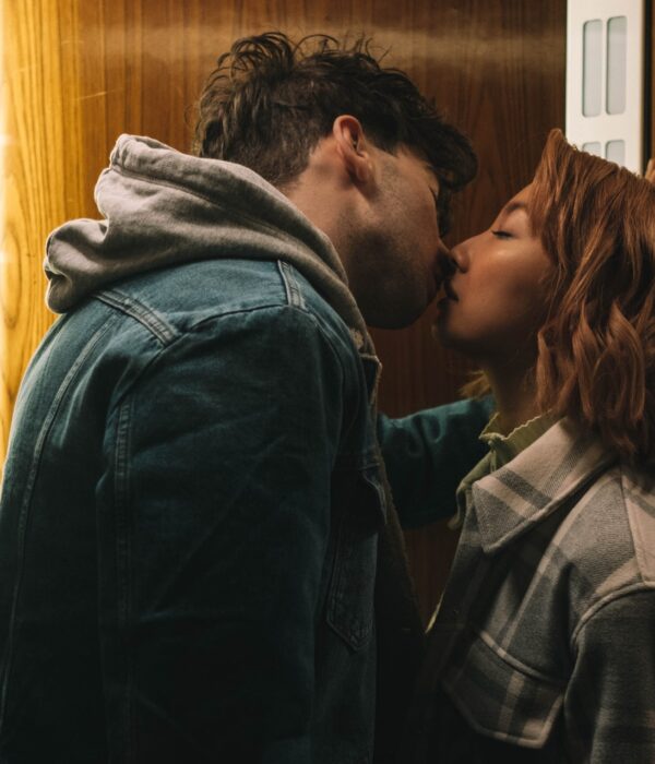 Frau und Mann küssen sich. Bild: Pexels