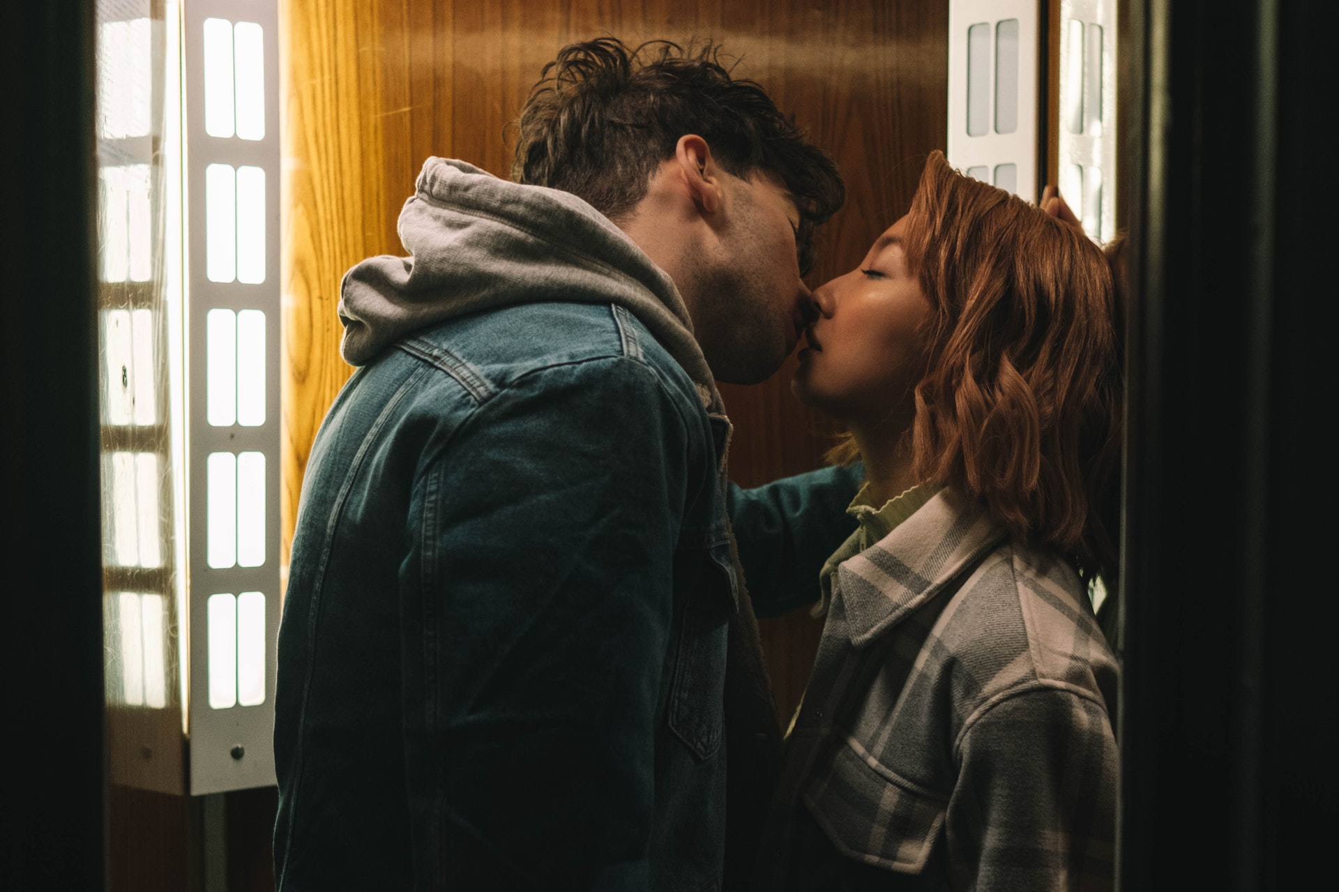 Frau und Mann küssen sich. Bild: Pexels