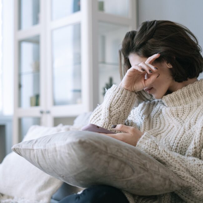 Frau weinend auf der Couch