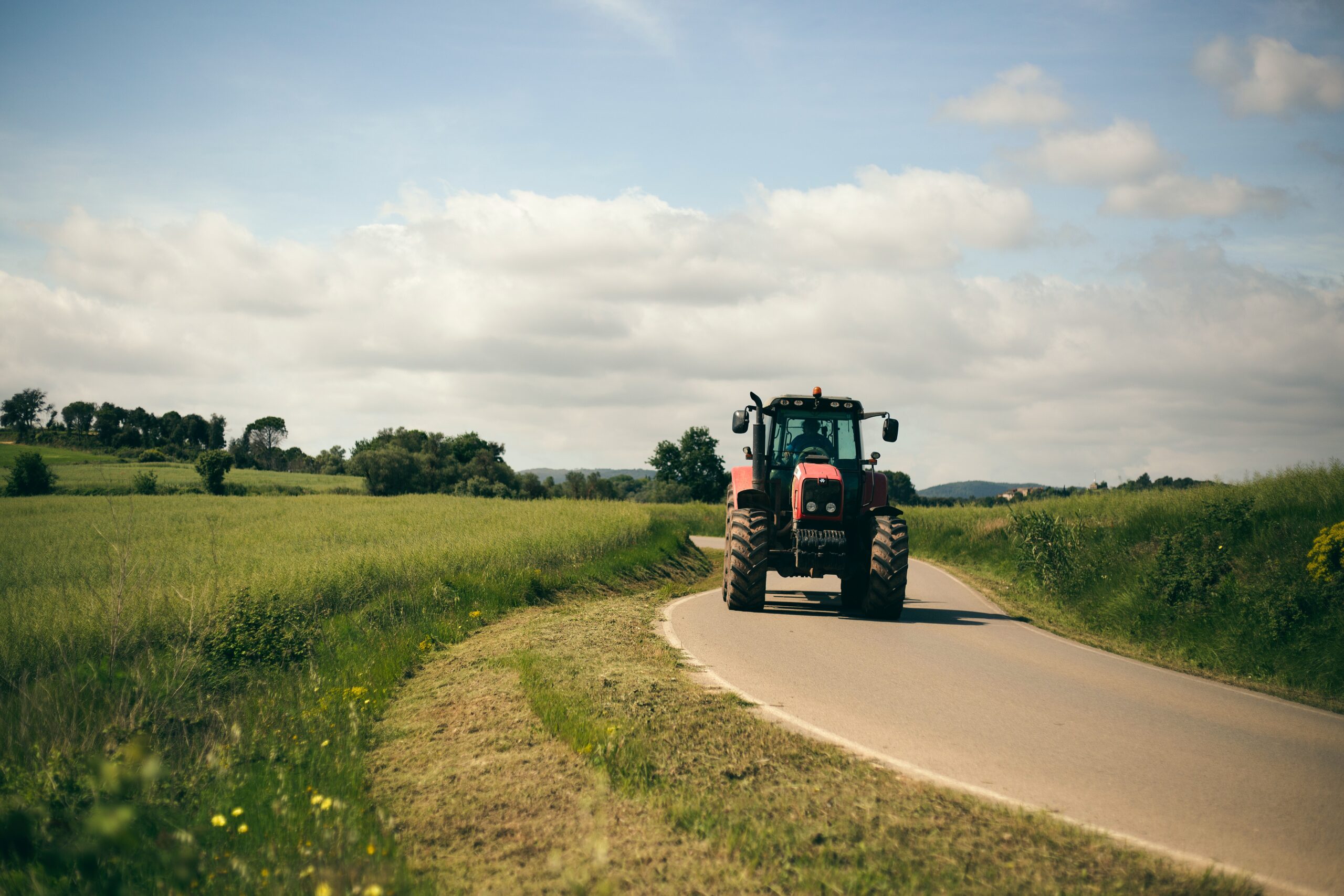 Ein Traktor fährt übers Land. Bild: Pexels
