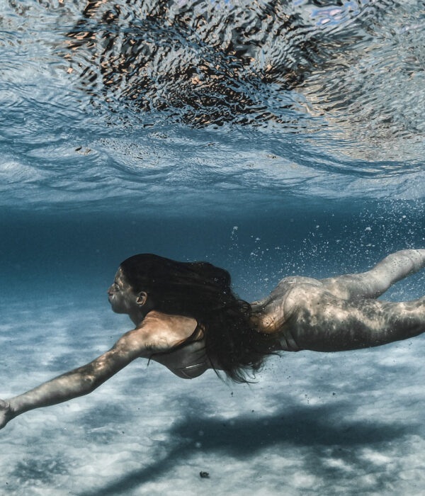 Frau taucht im Meer. Bild: Pexels