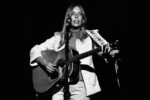 Joni Mitchell gibt ein Konzert (1974). Bild: Paul C. Babin