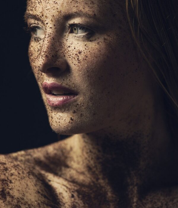 Eine Nahaufnahme einer jungen Frau mit schmutzig erdiger Haut