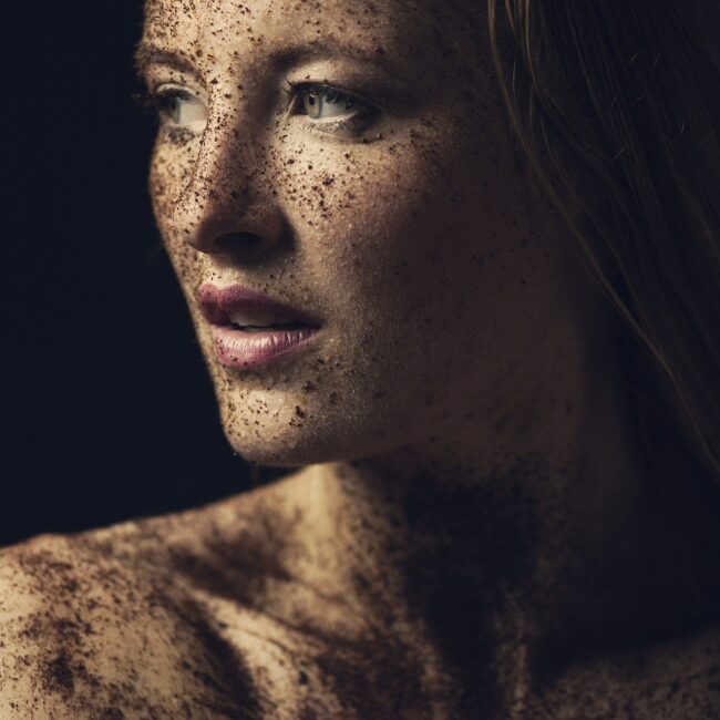 Eine Nahaufnahme einer jungen Frau mit schmutzig erdiger Haut
