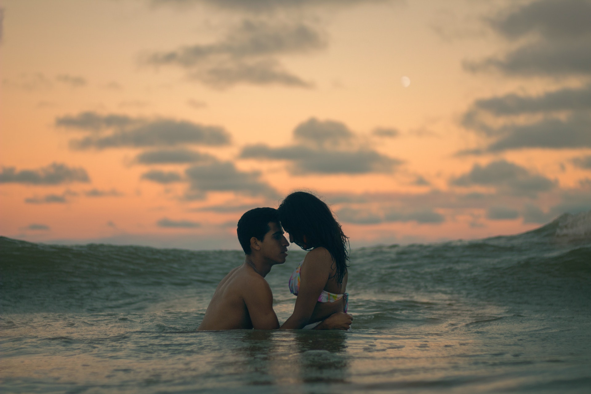Frau und Mann im Meer. Bild: Pexels