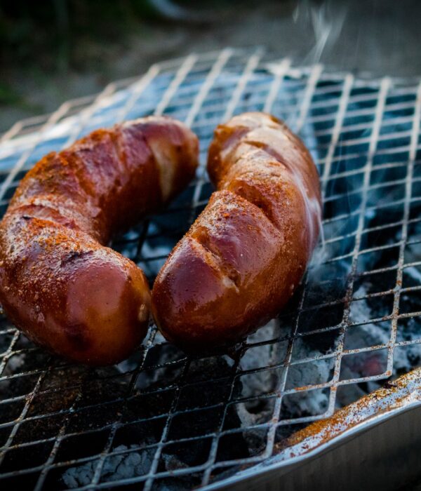 Würstchen - dazu noch vom Grill - können das Krebsrisiko steigern. Bild: Pexels