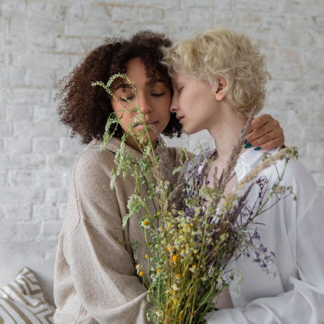 Zwei Frauen Umarmung