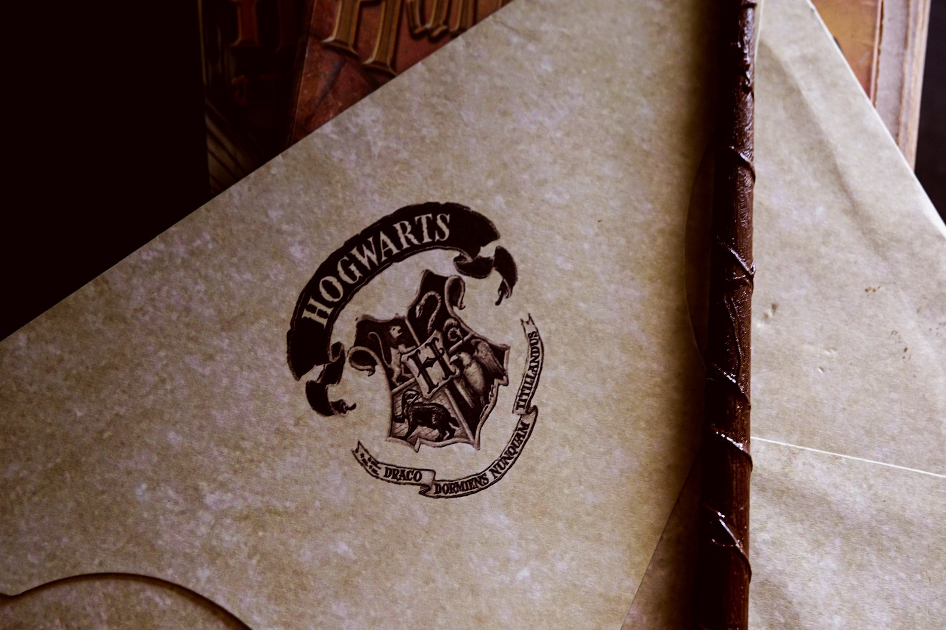 Ein Brief mit dem Logo von Hogwarts.