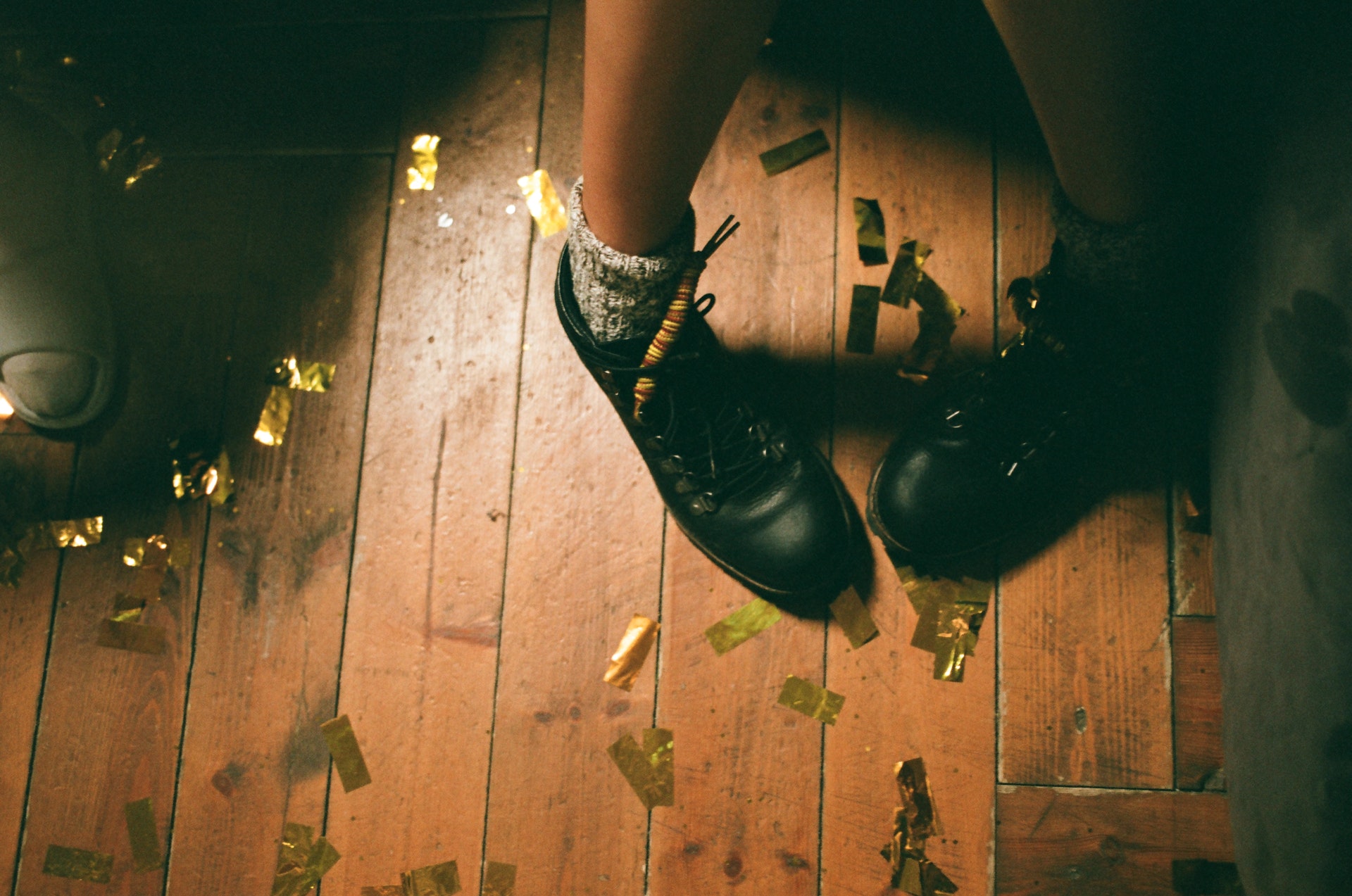 Schuhe auf Holzboden
