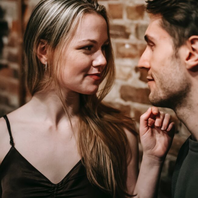 Frau flirtet mit Mann