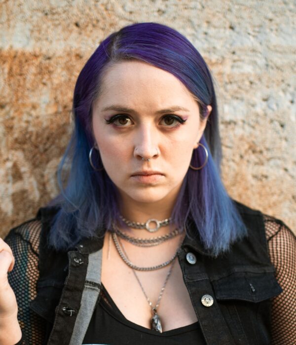 Frau zeigt zwei Mittelfinger in die Kamera