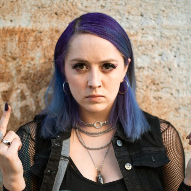 Frau zeigt zwei Mittelfinger in die Kamera