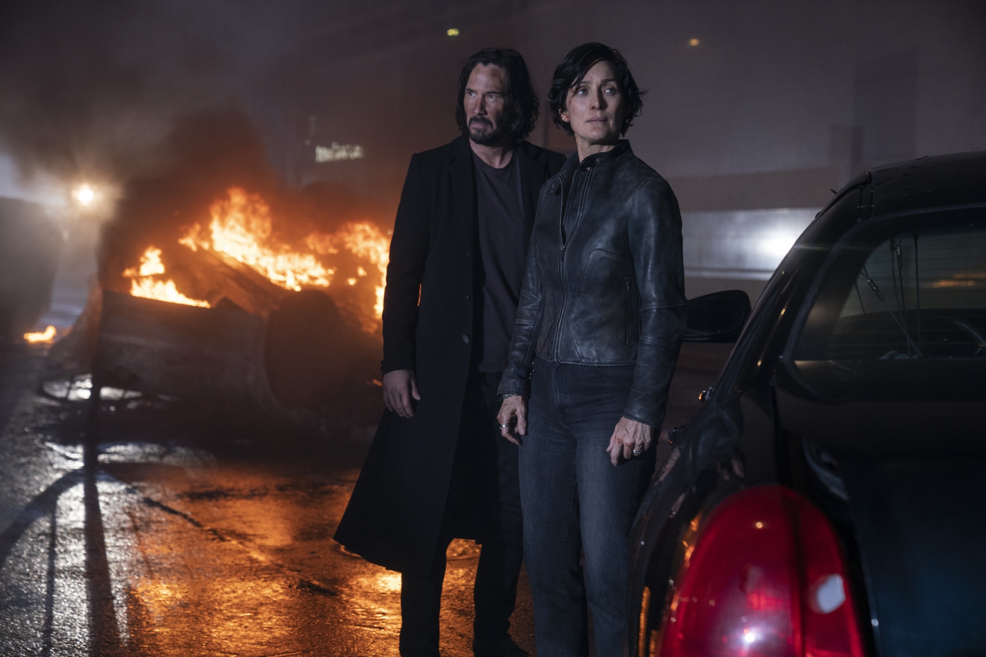 Keanu Reeves als Neo/Thomas Anderson und Carrie-Anne Moss als Trinity in „The Matrix Resurrections“