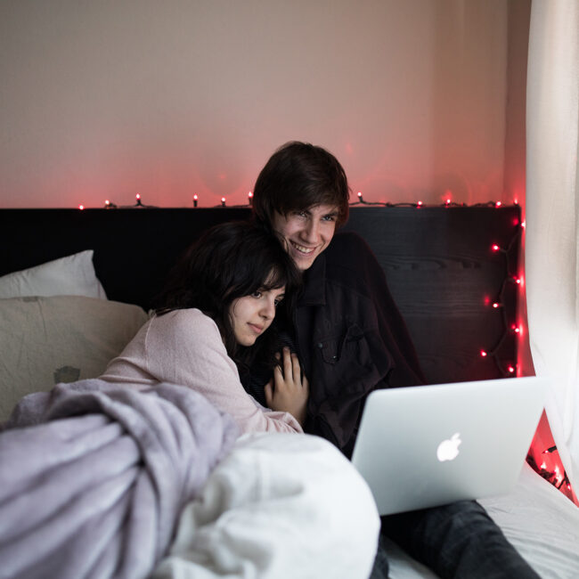 Insbesondere im Winter fühlen sich Singles oft einsam und sehnen sich nach Zweisamkeit.