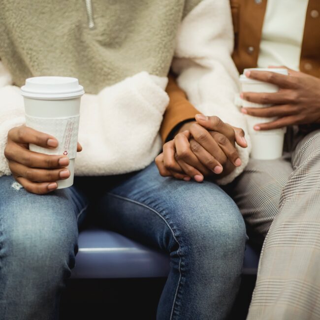 Ein Mann und eine Frau sitzen nebeneinander